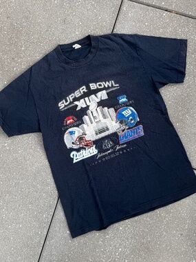 Super Bowl XLVI 2012 Tee Large Giants vs Patriots NFL Graphic Shirt